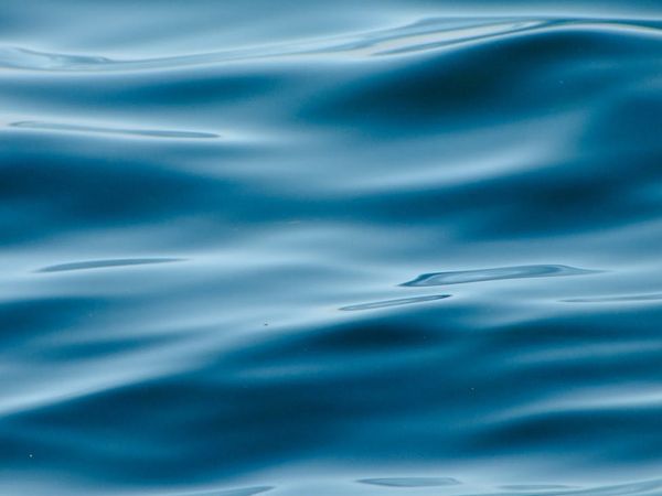 Abstract visual of gentle waves representing calm breathing patterns.